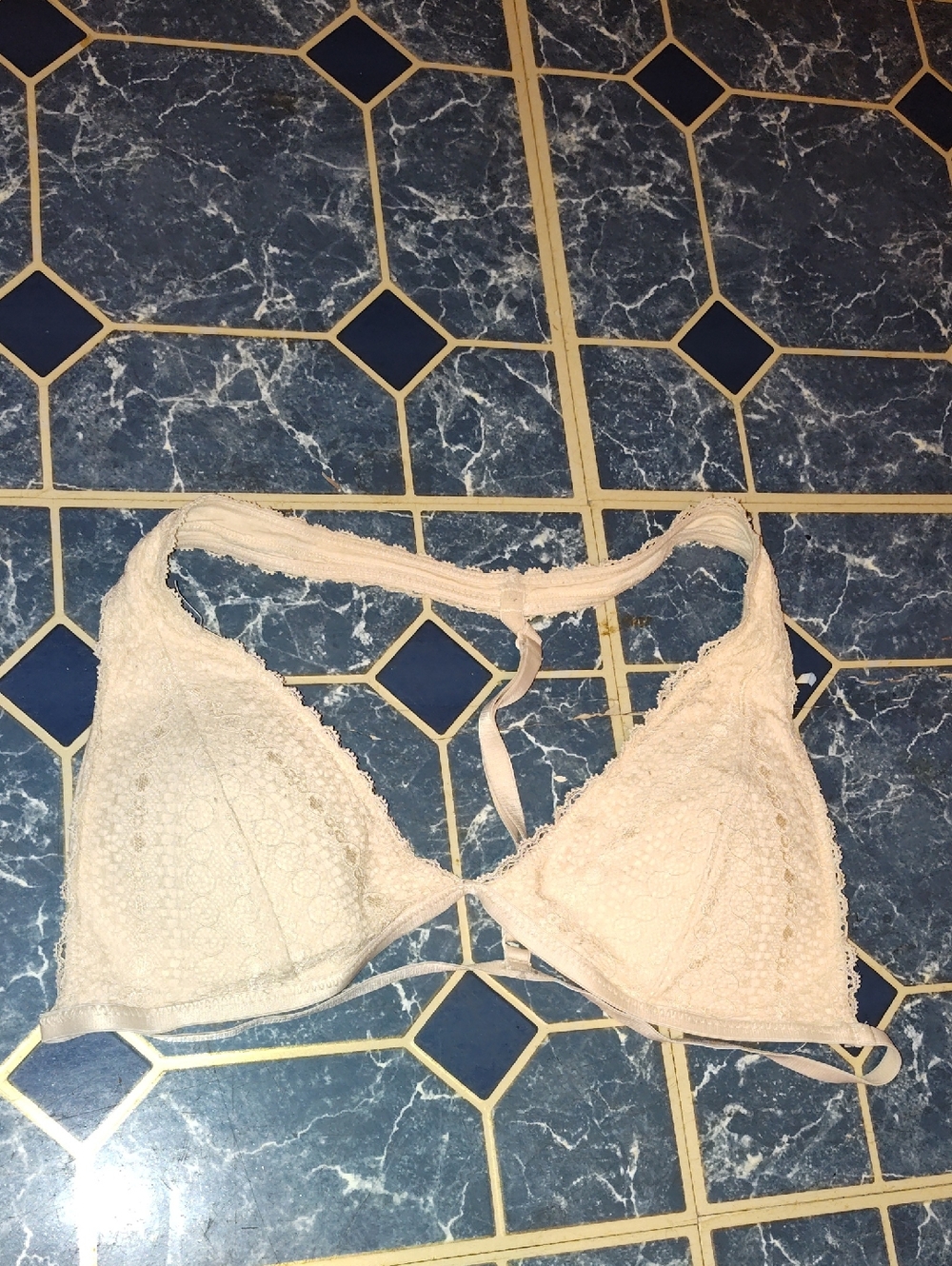 5/$25 SALE Live Love Dream Size Medium Lace Triangle Bralette in Cream